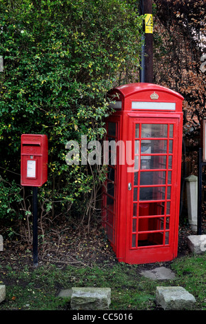 Téléphone rouge traditionnel britannique fort et post box en campagne Banque D'Images