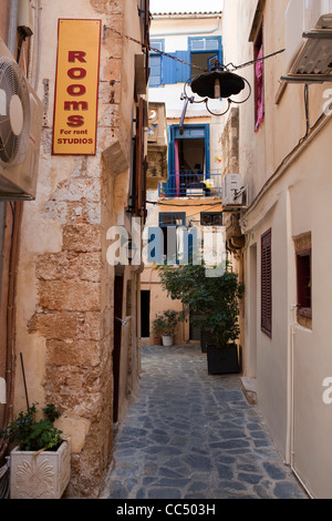 Ruelle avec hôtels et chambres à louer dans la vieille ville de Chania en Crète, Grèce. Banque D'Images