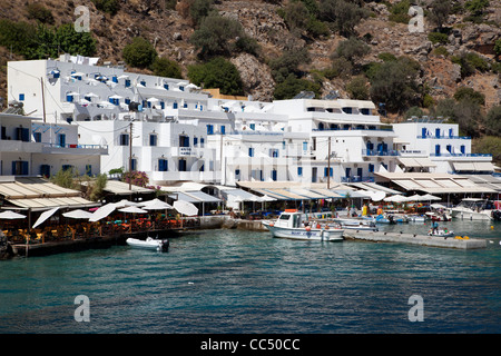 Vue du village de Loutro, au sud l'île de Crète en Grèce. Maisons blanches à côté de l'eau. Banque D'Images
