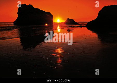 Le Portugal, l'Algarve : le coucher du soleil à plage de Praia dos Tres Irmaos à Alvor Banque D'Images