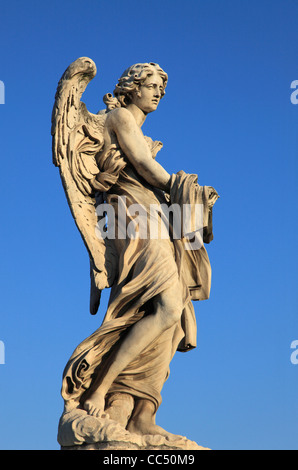 L'Italie, Lazio, Rome, le Ponte Sant'Angelo, angel statue par Bernini, Banque D'Images