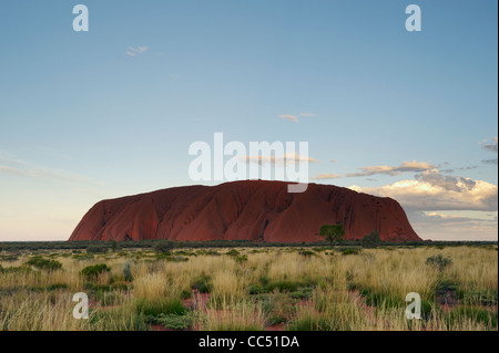 Twilight à Uluru, Dusk falls sur Ayers Rock, le Parc National d'Uluru-Kata Tjuta, Territoire du Nord, Australie Banque D'Images