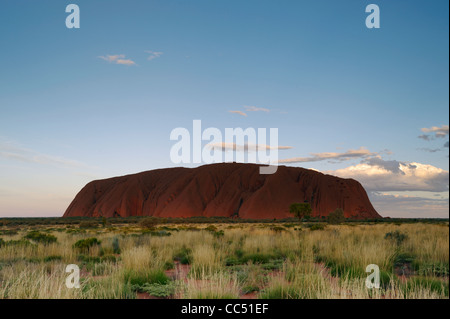 Twilight à Uluru, Dusk falls sur Ayers Rock, le Parc National d'Uluru-Kata Tjuta, Territoire du Nord, Australie Banque D'Images