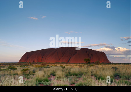 Twilight à Uluru, Dusk falls sur Ayers Rock, le Parc National d'Uluru-Kata Tjuta, Territoire du Nord, Australie Banque D'Images