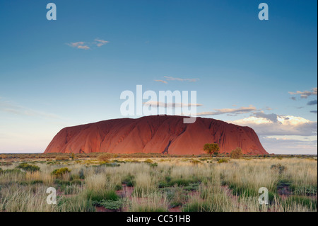 Twilight à Uluru, Dusk falls sur Ayers Rock, le Parc National d'Uluru-Kata Tjuta, Territoire du Nord, Australie Banque D'Images