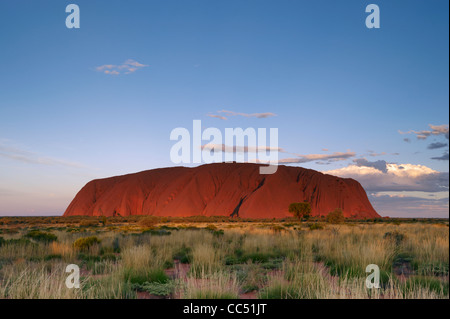 Twilight à Uluru, Dusk falls sur Ayers Rock, le Parc National d'Uluru-Kata Tjuta, Territoire du Nord, Australie Banque D'Images