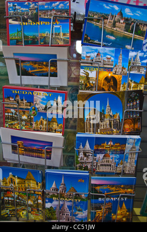 Cartes postales sur le thème de Budapest dans Nagycsarnok le grand marché central Hall Budapest Hongrie Europe Banque D'Images