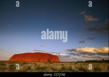 Twilight à Uluru, Dusk falls sur Ayers Rock, le Parc National d'Uluru-Kata Tjuta, Territoire du Nord, Australie Banque D'Images