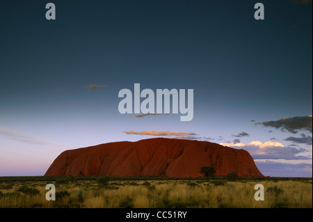 Twilight à Uluru, Dusk falls sur Ayers Rock, le Parc National d'Uluru-Kata Tjuta, Territoire du Nord, Australie Banque D'Images