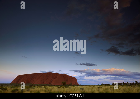 Twilight à Uluru, Dusk falls sur Ayers Rock, le Parc National d'Uluru-Kata Tjuta, Territoire du Nord, Australie Banque D'Images