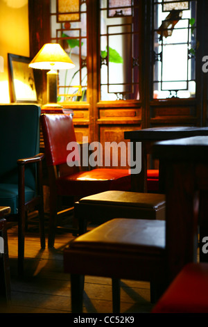 Des sièges vides en sablier Bar à café, Nanluoguxiang, Beijing, Chine Banque D'Images