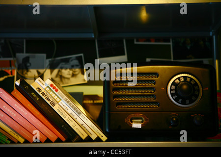 Radio à l'ancienne et les livres, en attendant Godot Bar à café, Beijing, Chine Banque D'Images