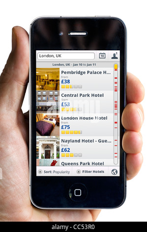 En utilisant les hôtels Expedia app sur un smartphone Apple iPhone 4 Banque D'Images