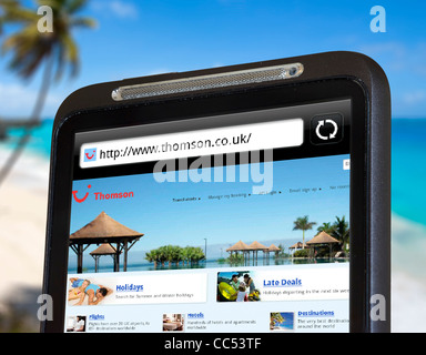 La navigation sur le site web de Thomson Holidays sur un smartphone HTC Banque D'Images