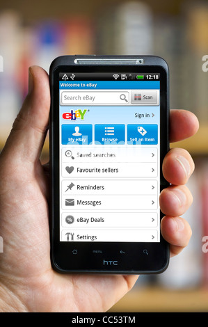 Utilisation de l'application eBay sur un smartphone HTC Banque D'Images