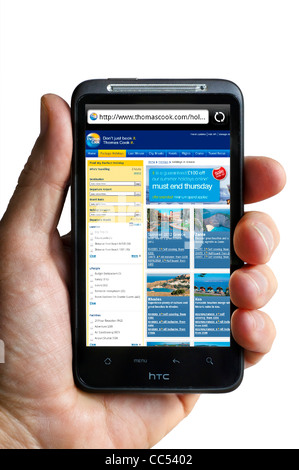 La navigation sur le site web de Thomas Cook sur un smartphone HTC Banque D'Images