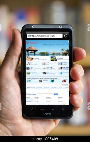 La navigation sur le site web de Thomson Holidays sur un smartphone HTC Banque D'Images