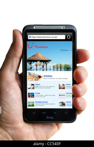 La navigation sur le site web de Thomson Holidays sur un smartphone HTC Banque D'Images