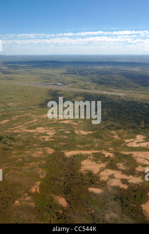 Vue aérienne de l'Outback australien, près de Parc National d'Uluru-Kata Tjuta, Territoire du Nord, Australie Banque D'Images