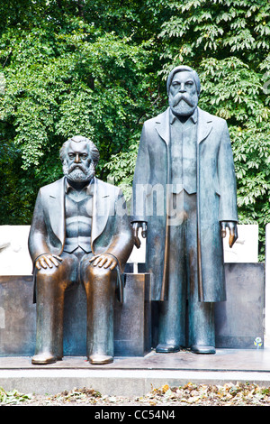 Ludwig Engelhardt, le bronze de Karl Marx et Friedrich Engels dans Marx-Engels-Forum park in central de Mitte, Berlin, Allemagne Banque D'Images