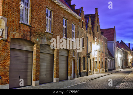 Tir de nuit d'une rue avec des maisons traditionnelles à Brugge (Bruges) en Belgique. Banque D'Images