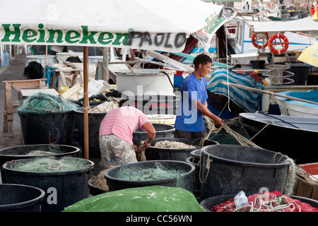 Tri des pêcheurs leurs filets après une journée de pêche de port d'Anzio Banque D'Images