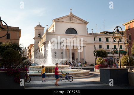 Des enfants jouent autour de la fontaine de piazza Pia, Anzio Banque D'Images