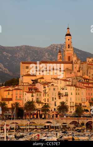 Lever de soleil au-dessus du port de Menton, de la vieille ville et du port ou du port, et de la tour du clocher de la cathédrale Saint-Michel ou de la basilique de Menton Côte d'Azur France Banque D'Images