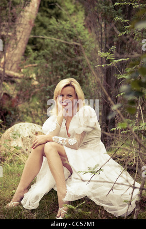 Les femmes en robe blanche dans le bois Banque D'Images