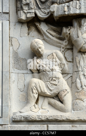 Trophée Bas-relief de prisonnier romain enchaîné d'Auguste ou Trophée des Alpes (c6BC) Monument de la victoire romaine à la Turbie Alpes-Maritimes France Banque D'Images