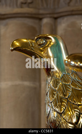 Brass eagle lutrin, St. John's Church, Kenilworth, Warwickshire, UK Banque D'Images