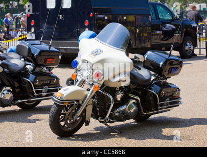Une voiture garée sur un Harley Davidson moto de police - Washington, DC USA Banque D'Images