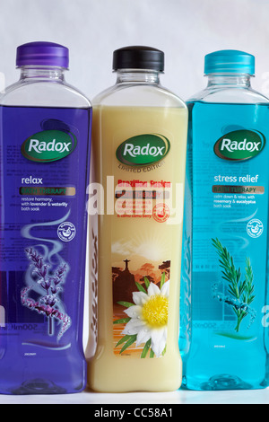 Bouteilles de bain-thérapie Radox - détente, fusion brésilienne et soulagement de stress sur fond blanc Banque D'Images