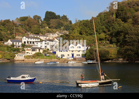 Vue sur rivière à Bodinnick village et Daphné du Maurier's house 'Ferryside' par The Old Ferry Inn Fowey Cornwall England UK Banque D'Images