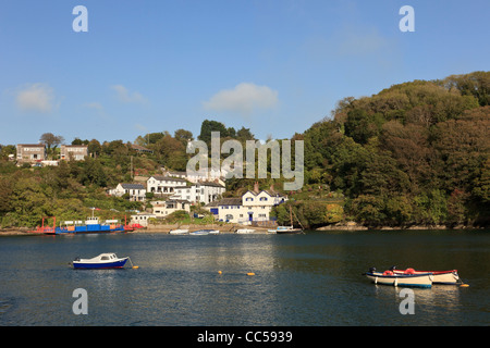 Vue sur rivière à Bodinnick village et Daphné du Maurier's house 'Ferryside' par The Old Ferry Inn Fowey Cornwall England UK Banque D'Images