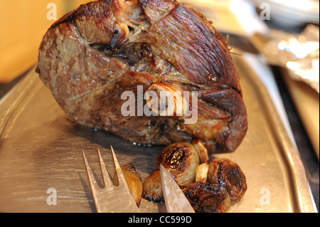 Gigot d'agneau prêt à découper pour le déjeuner du dimanche traditionnel britannique UK Banque D'Images