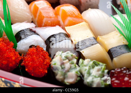 Rouleaux de Sushi sur une plaque noire. Banque D'Images