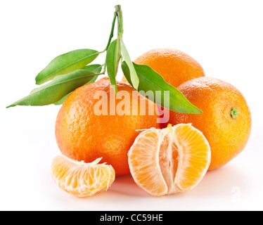 Mandarine avec des feuilles sur fond blanc. Banque D'Images