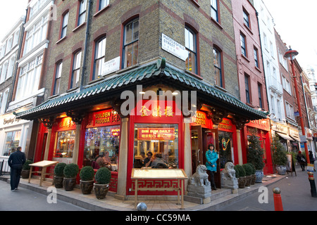 La pagode d'or restaurant chinois au coin de la rue Gerrard et macclesfield street chinatown London England UK Banque D'Images