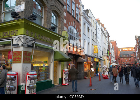 Chinese restaurants et boutiques le long de la rue Gerrard dans Chinatown London England uk united kingdom Banque D'Images