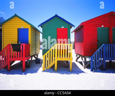 Muizenberg Beach & cabines colorées, Muizenberg, péninsule du Cap, à l'ouest de la Province du Cap, Afrique du Sud Banque D'Images