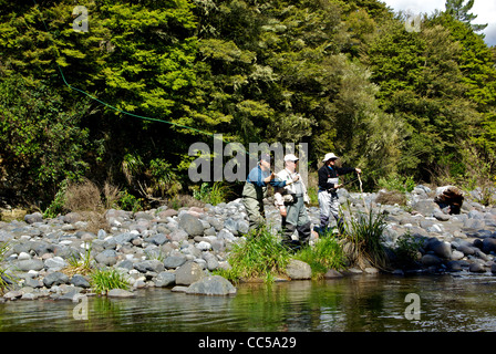 Fly fisherman casting flyline piscine profonde guide de pêche la truite de la rivière Tongariro pêcheur autres Nouvelle-zélande Banque D'Images