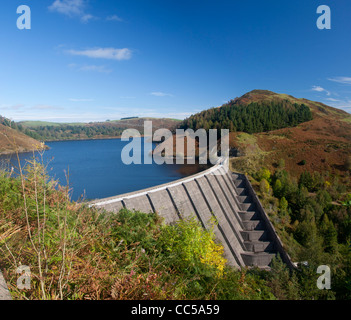 Barrage et lac de Llyn Clywedog au début de l'automne de Cambrian Mountains près de Powys Llanidloes Mid Wales UK Banque D'Images