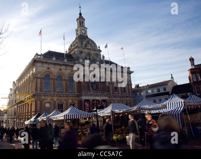 Les étals de marché et Corn Exchange building, Ipswich, Suffolk, Angleterre Banque D'Images