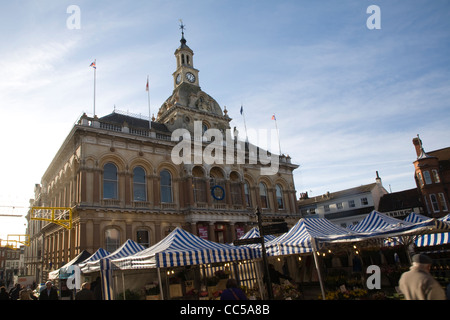 Les étals de marché et Corn Exchange building, Ipswich, Suffolk, Angleterre Banque D'Images