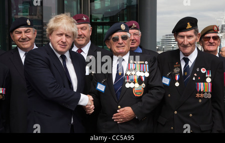 Le maire de Londres Boris Johnson répond aux anciens combattants de la seconde guerre mondiale on Armed Forces Day 2011 à l'Hôtel de Ville Banque D'Images