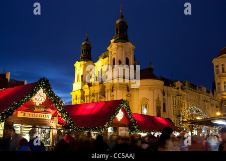 L'église Saint-Nicolas la nuit pendant le marché de Noël Place de la Vieille Ville Prague République Tchèque Europe EU Banque D'Images
