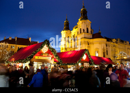 L'église Saint-Nicolas la nuit pendant le marché de Noël Place de la Vieille Ville Prague République Tchèque Europe EU Banque D'Images