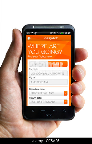 En utilisant l'application android EasyJet sur un smartphone HTC Banque D'Images