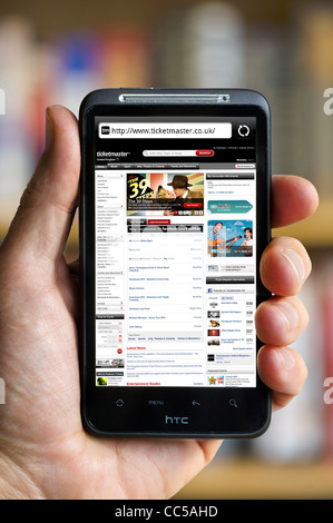 La navigation sur Ticketmaster.co.uk site sur un smartphone HTC Banque D'Images